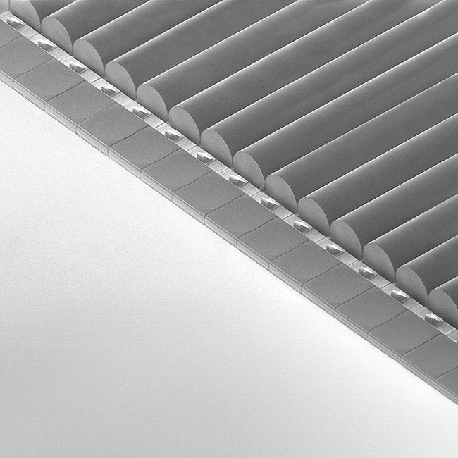 共封装光纤连接器，带 32+ 根光纤，间距为 127µm